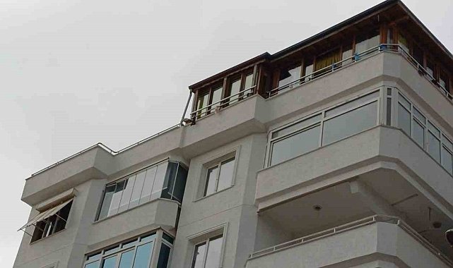 Ünlü sanatçı Güllü evinin terasından düşerek hayatını kaybetti