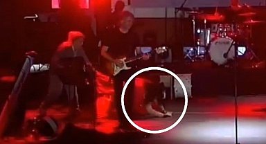 Ünlü sanatçı sahneye çıkarken düştü