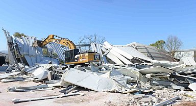 Ürünlü'de 2 kaçak yapı yıkıldı