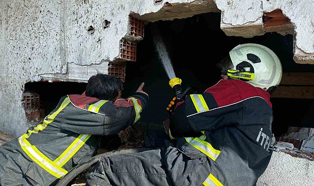 Uşak'ta 2 katlı ev ve ahır yangında küle döndü