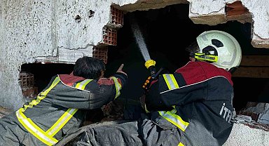 Uşak'ta 2 katlı ev ve ahır yangında küle döndü