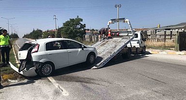 Uşak'ta iki otomobil çarpıştı: 2 yaralı