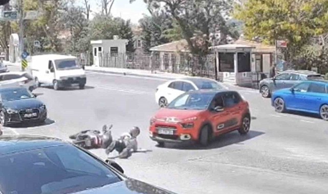 Üsküdar'da aynı noktada peş peşe kazalar kameraya yansıdı