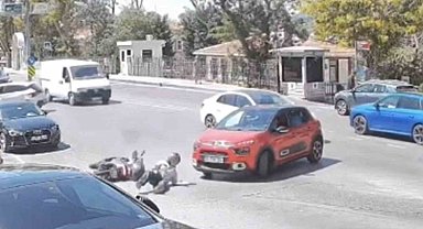 Üsküdar'da aynı noktada peş peşe kazalar kameraya yansıdı