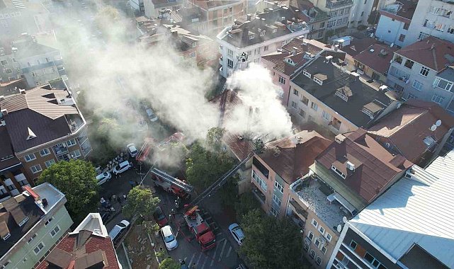 Üsküdar'da çatı yangını yan binaya sıçradı