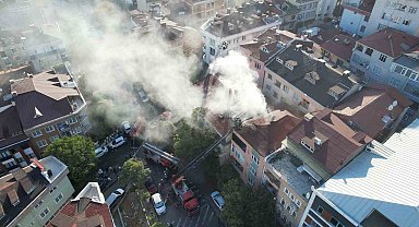 Üsküdar'da çatı yangını yan binaya sıçradı