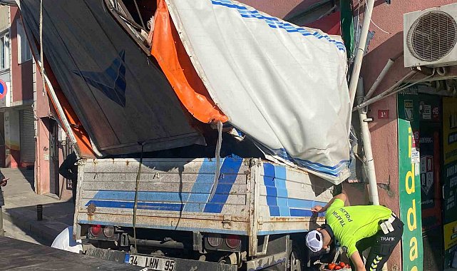 Üsküdar'da kamyonet ganyan bayisine girdi