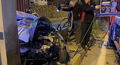 Üst geçidin ayağına çarpan otomobil hurda yığınına döndü: 2 ölü