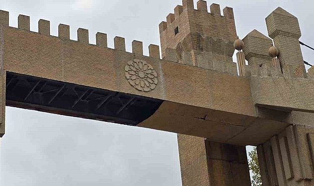 Üst geçit tehlike saçıyor