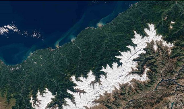 Uydu görüntülerinde Kaçkarlar'daki kar ve Karadeniz'e selle taşınan toprak kütleleri dikkat çekti