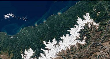 Uydu görüntülerinde Kaçkarlar'daki kar ve Karadeniz'e selle taşınan toprak kütleleri dikkat çekti