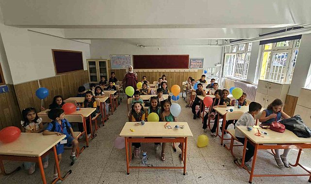Uyum haftası başladı, okullar öğrencilerin sesleri ile yankılandı