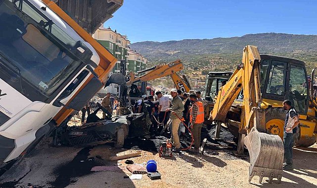 Üzerine kamyon devrilen otomobilin sürücüsü hayatını kaybetti