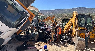 Üzerine kamyon devrilen otomobilin sürücüsü hayatını kaybetti