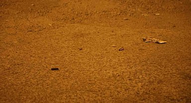 Uzun namlulu silahla oto galeriyi taradılar: 10'dan fazla mermi isabet etti