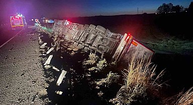 Uzunköprü'de devrilen tırın sürücüsü yaralandı