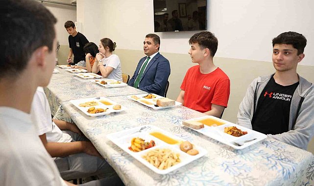 Vali Aslan akşam yemeğinde öğrencilerle buluştu