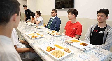 Vali Aslan akşam yemeğinde öğrencilerle buluştu