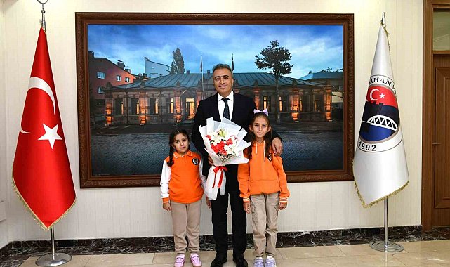 Vali Çiçek, İlköğretim Haftasında öğrencileri ağırladı