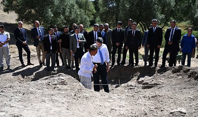 Vali Çiftçi, Hınıs Parmaksız Kale Höyüğü'nde incelemelerde bulundu