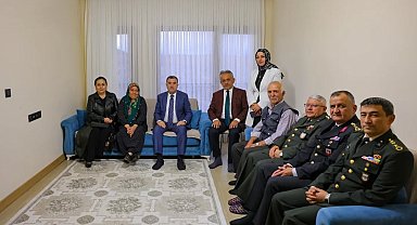 Vali Eldivan Kıbrıs gazisi ve şehit ailesiyle bir araya geldi