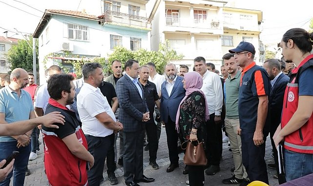 Vali Işın deprem sonrası Simav'da vatandaşlarla bir araya geldi