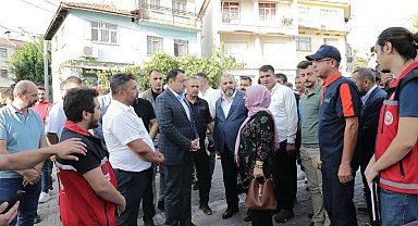 Vali Işın deprem sonrası Simav'da vatandaşlarla bir araya geldi