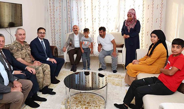 Vali Osman Varol, Sincik'te depremzede aileyi ziyaret etti