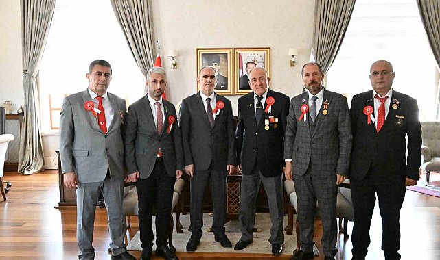 Vali Özkan gazileri makamında ağırladı