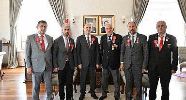Vali Özkan gazileri makamında ağırladı