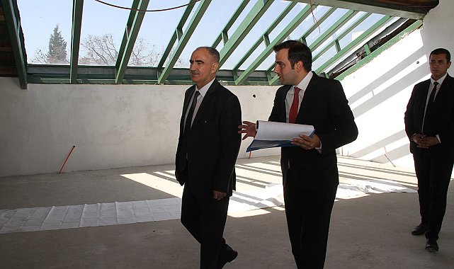 Vali Özkan Kula'da tarihi Zafer Okulu'nu gezdi