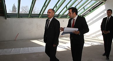 Vali Özkan Kula'da tarihi Zafer Okulu'nu gezdi