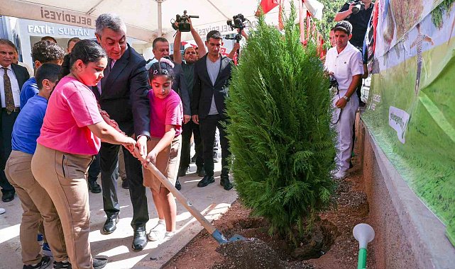 Vali Toros, öğrencilerle birlikte fidan dikti