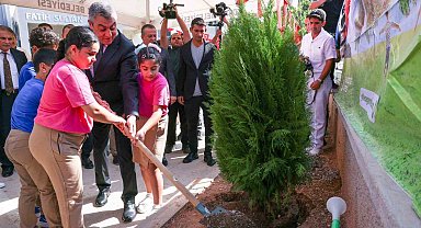 Vali Toros, öğrencilerle birlikte fidan dikti