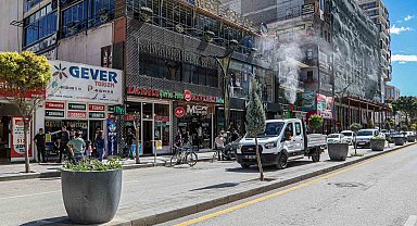 Van Büyükşehir Belediyesi caddelere gül suyu sıktı