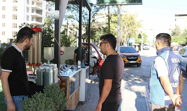 Van Büyükşehir Belediyesi kaldırım ve yollara bırakılan malzemeleri topladı