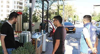 Van Büyükşehir Belediyesi kaldırım ve yollara bırakılan malzemeleri topladı