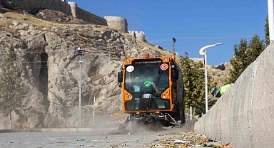 Van Büyükşehir Belediyesinden kapsamlı park temizliği