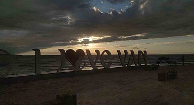 Van Gölü'nde dalgalar coştu