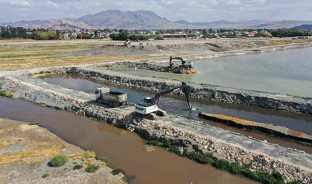Van Gölü'nde dip çamuru temizliği devam ediyor