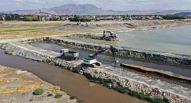 Van Gölü'nde dip çamuru temizliği devam ediyor