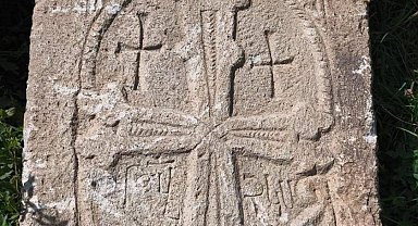 Van'da 2 adet kabartma taş stel ele geçirildi