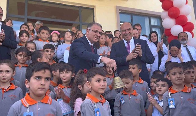 Van'da 275 bin 363 öğrenci için ders zili çaldı