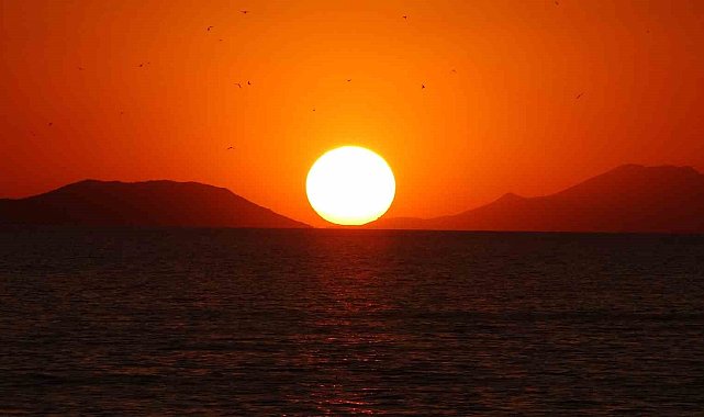 Van'da gün batımı ve ayın doğuşu mest etti