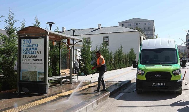 Van'da mobil temizlik ve yıkama aracıyla duraklar artık daha temiz