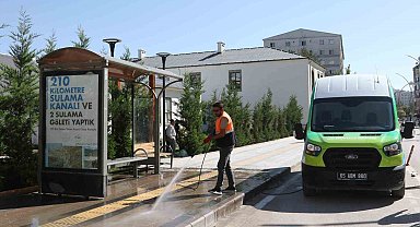 Van'da mobil temizlik ve yıkama aracıyla duraklar artık daha temiz