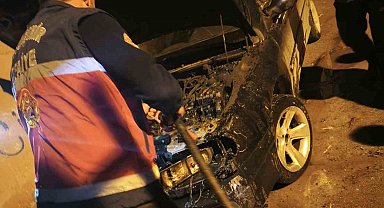 Van'da park halindeki otomobil yandı