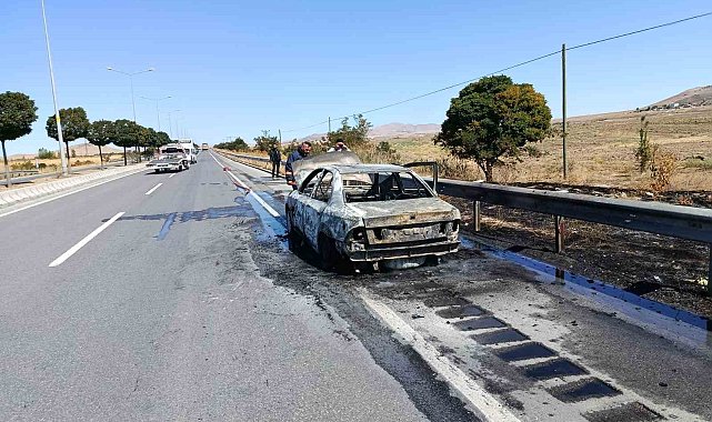 Van'da seyir halindeki İran plakalı otomobil alev alev yandı