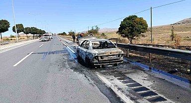 Van'da seyir halindeki İran plakalı otomobil alev alev yandı