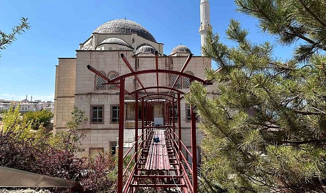 Van'da yaşlı ve engelliler için camiye geçit yapılıyor